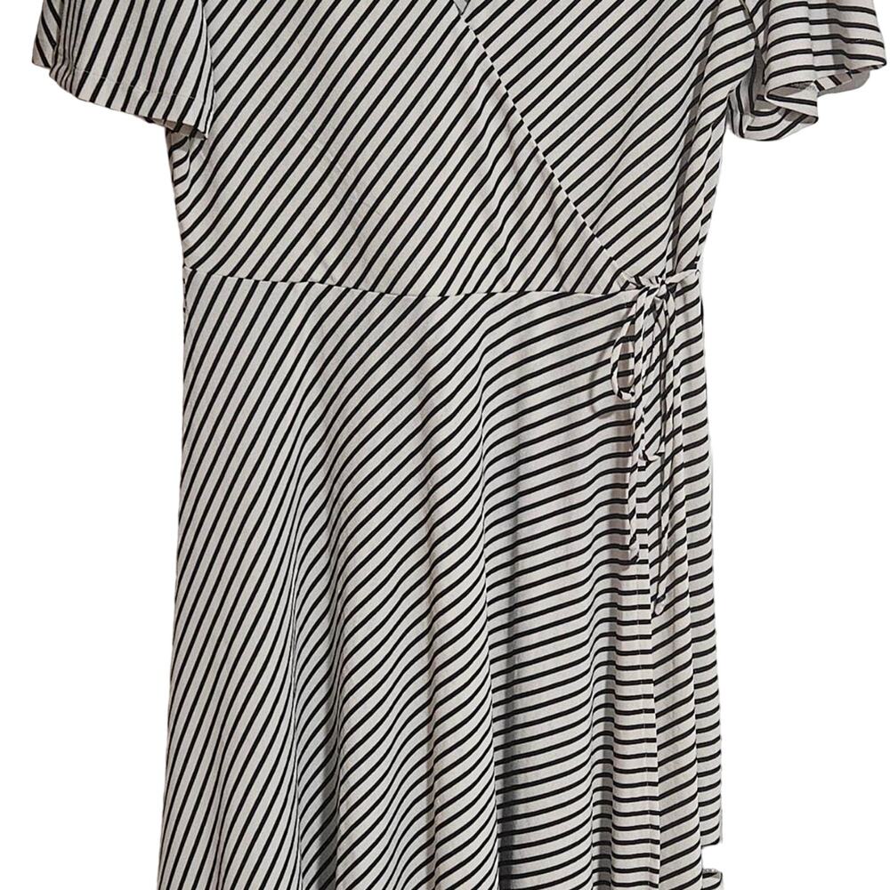 Medium‎ hm black and white